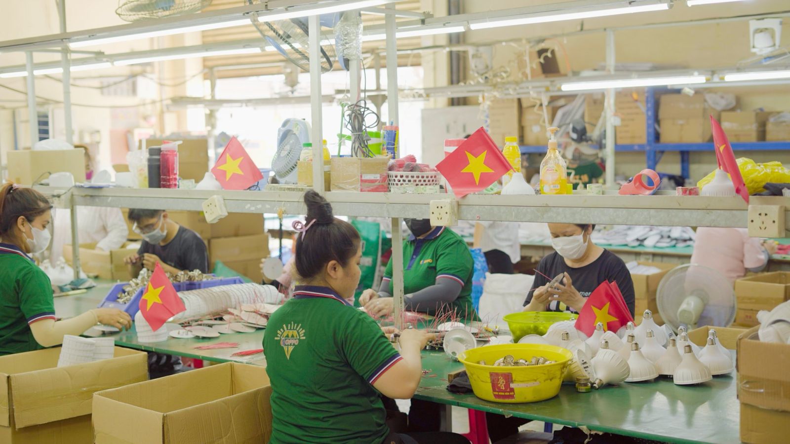 nhân công sản xuất tại xưởng Goppo